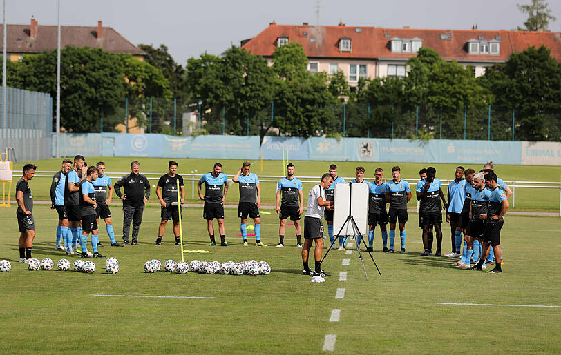 Auf geht's in die neue Saison: Die Mannschaft tritt an, Trainer Michael Köllner gibt Anweisungen mit Taktiktafel. Die Bilder vom Trainingsauftakt.