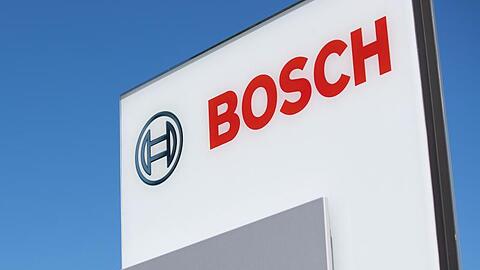 Das Bosch Logo steht auf dem Werksgelände der Robert Bosch Automotive Steering GmbH in Bietigheim.