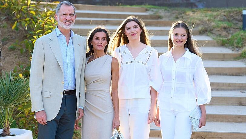 König Felipe, Königin Letizia of Spain, Prinzessin Sofia und Kronprinzessin Leonor posieren auf den Stufen des Hotels Melia Lloret de Mar für die Fotografen.