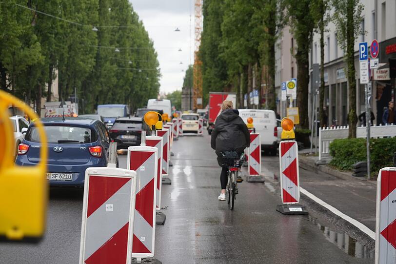 Mit Farbe und Schutzelementen soll der neue Radweg einmal abmarkiert werden.