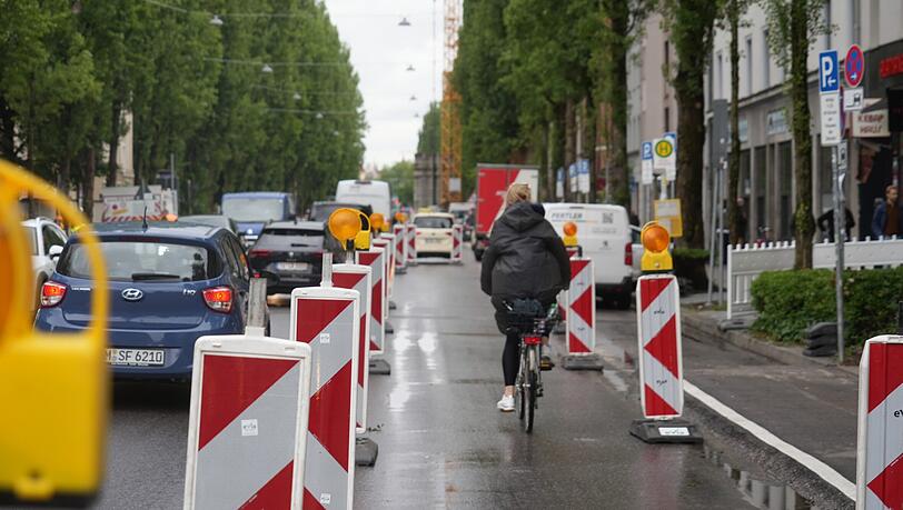 Mit Farbe und Schutzelementen soll der neue Radweg einmal abmarkiert werden.