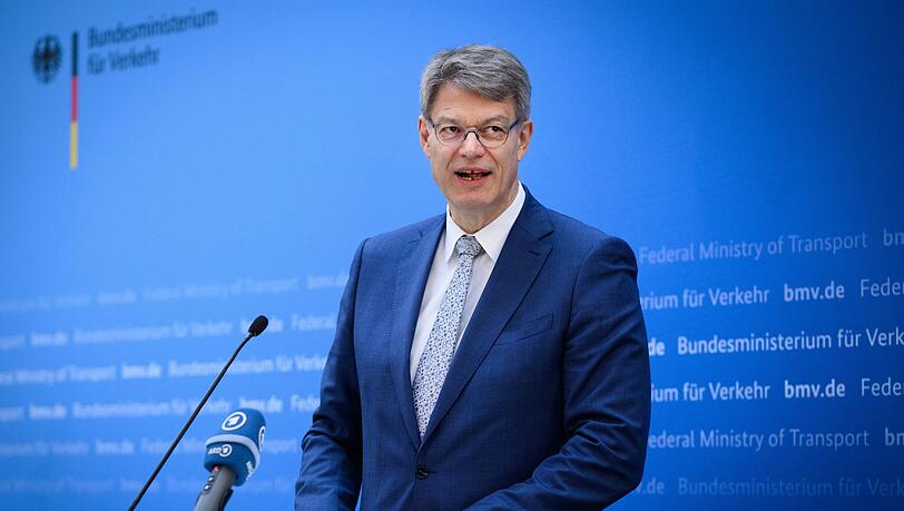 Der Bundesverkehrsminister sieht in der Absenkung der Luftverkehrssteuer einen Beitrag, den Standort Deutschland zu st&auml;rken. (Archivbild)