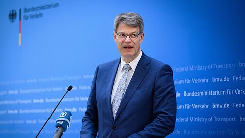 Der Bundesverkehrsminister sieht in der Absenkung der Luftverkehrssteuer einen Beitrag, den Standort Deutschland zu st&auml;rken. (Archivbild)