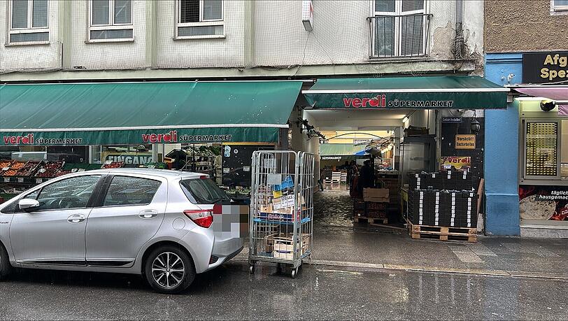Nach ersten Erkenntnissen stritten die beiden Männer vor dem Hotel, zu der Bluttat kam es dann offenbar im dritten Stock. Ins Hotel gelangt man durch die Hofzufahrt im Bild. Nach ersten Erkenntnissen stritten die beiden Männer vor dem Hotel, zu der Bluttat kam es dann offenbar im dritten Stock. Ins Hotel gelangt man durch die Hofzufahrt im Bild.