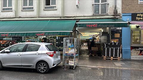 Nach ersten Erkenntnissen stritten die beiden M&auml;nner vor dem Hotel, zu der Bluttat kam es dann offenbar im dritten Stock. Ins Hotel gelangt man durch die Hofzufahrt im Bild.