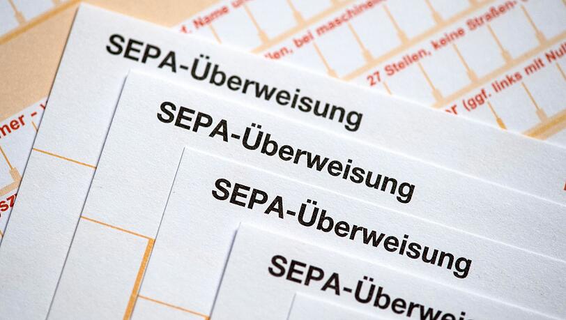 Ein Ex-Sparkassen-Mitarbeiter soll sich Geld von fremden Konten auf eigene Konten überwiesen haben. (Archivbild) Ein Ex-Sparkassen-Mitarbeiter soll sich Geld von fremden Konten auf eigene Konten überwiesen haben. (Archivbild)