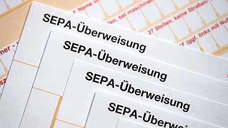 Ein Ex-Sparkassen-Mitarbeiter soll sich Geld von fremden Konten auf eigene Konten &uuml;berwiesen haben. (Archivbild)