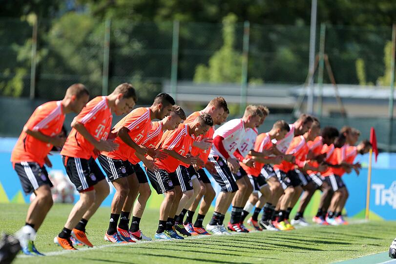 Impressionen aus dem Bayern-Trainingslager: Am Montag trainierten Claudio Pizarro und Arjen Robben individuell auf dem Nebenplatz, während der Rest des Kaders gemeinsam schwitzte. Jupp Heynckes leitete die Einheit trotz seines am Vortag erlittenen Faserrisses und auch Matthias Sammer streunte wie gewohnt mit skeptisch-konzentriertem Blick über das Trainingsgelände - sehen Sie hier die Bilder.