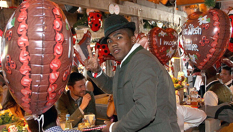 Douglas Costa benutzt Deutsch nur im Umgang mit Frauen. Douglas Costa benutzt Deutsch nur im Umgang mit Frauen.