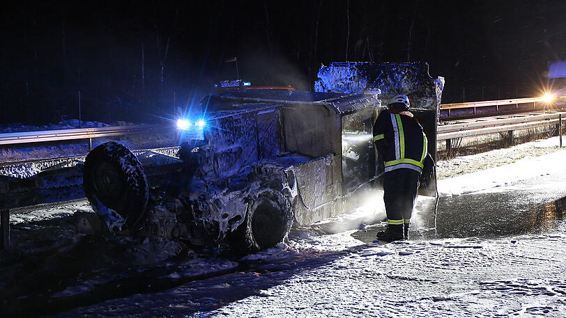 Nachdem der in Flammen stehende Hummer unkontrolliert über die Autobahn gerollt war, brannte er an der Mittelleitplanke völlig aus. Die Bilder.