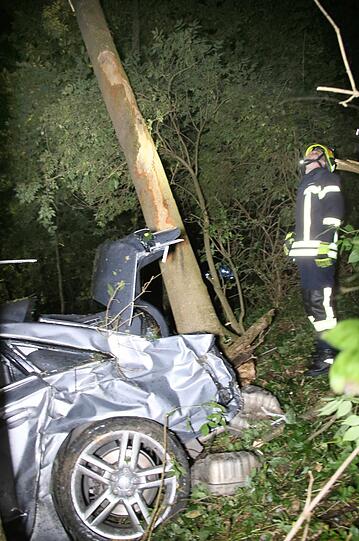 Der Audi-Fahrer fuhr einen Hang hinunter und krachte gegen einen Baum. Die Bilder vom Unfallort.