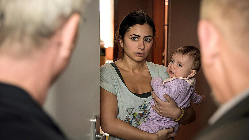 "Tatort: Niemals ohne mich": Kann die junge Mutter Tülay Firat (Yeliz Simsek) den Kommissaren Max Ballauf (Klaus J. Behrendt, l.) und Freddy Schenk (Dietmar Bär) bei den Ermittlungen helfen?