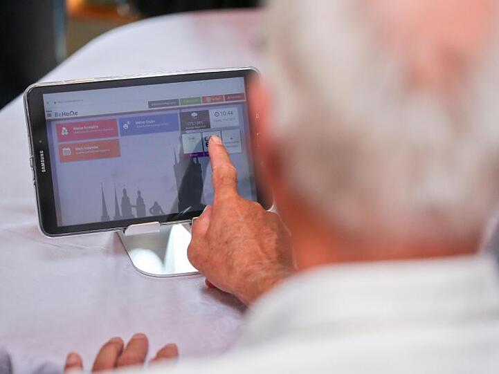 Ein Rentner spricht über einen Videoanruf via Tablet mit seinem Hausarzt. Videotelefonie ersetzt in der Coronakrise nicht nur viele Dienstreisen, sondern wird auch immer häufiger von älteren Menschen in Deutschland entdeckt.