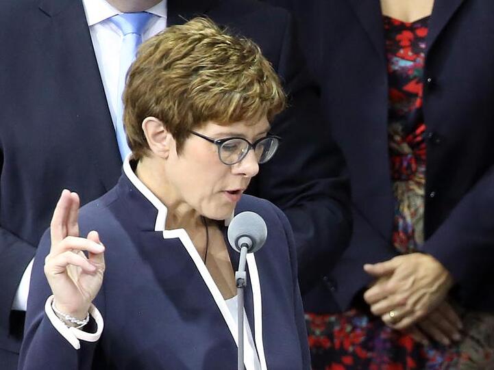 Annegret Kramp-Karrenbauer spricht den Amtseid vor Bundestagspräsident Wolfgang Schäuble.
