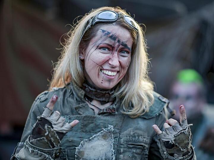 Eine Festivalbesucherin zeigt beim WOA (Wacken Open Air) den Metal-Gruß, die sogenannte "Pommesgabel".