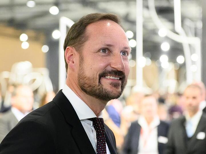 Kronprinz Haakon besucht der Pavillon Norwegens.