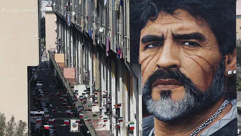 Diego, der Erlöser Neapels: Noch heute zieren zahlreiche Wandgemälde mit Maradonas Konterfei die Fassaden der Stadt. Diego, der Erlöser Neapels: Noch heute zieren zahlreiche Wandgemälde mit Maradonas Konterfei die Fassaden der Stadt.