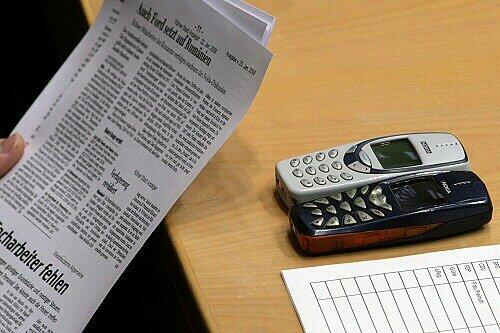 Noch nicht entsorgt: Zwei Nokia-Handys bei der Debatte im Düsseldorfer Landtag