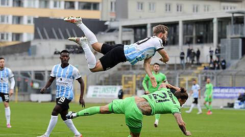 Den MSV Duisburg mit Glück, Geschick und viel Kampf überflügelt: Neuzugang Yannick Deichmann (oben), fliegender Löwe.