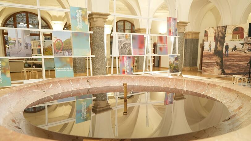 Bei der Ausstellung "In aller Öffentlichkeit" in der Rathausgalerie können die Besucher viel über neue Projekte in der Stadt erfahren.