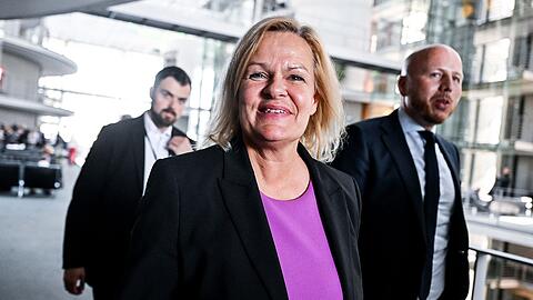 Bundesinnenministerin Nancy Faeser verlässt die Sitzung des Innenausschusses in Berlin.