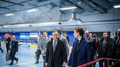 Im März 2024 besichtigte Verteidigungsminister Boris Pistorius (SPD, Mitte) zusammen mit seinem finnischen Amtskollege Antti Häkkänen (vorn rechts) einen Bunker in der finnischen Hauptstadt Helsinki. (Archivfoto)
