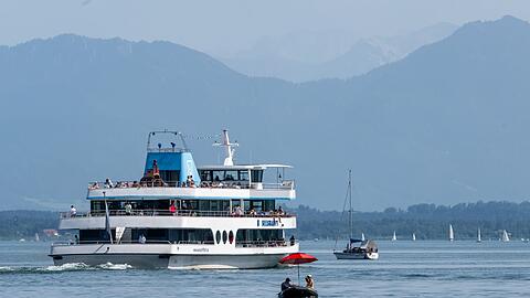 Wegen lauter Musik und Verstößen gegen das Rauchverbot musste die Polizei eine Touristengruppe auf einem Ausflugsschiff am Starnberger See begleiten. (Symbolbild)