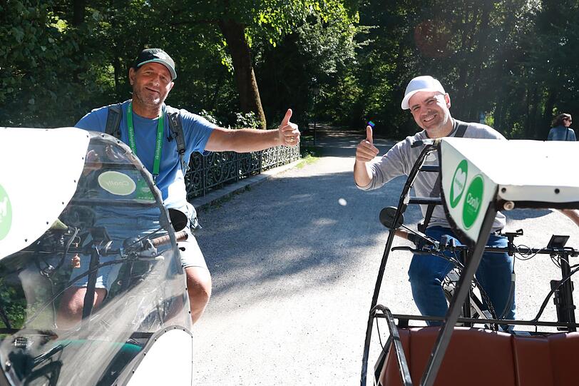 Gut drauf und derzeit nonstop unterwegs: Christoph (links) und Falk von Rikschaguide, die geführte E-Rikscha-Touren anbieten.