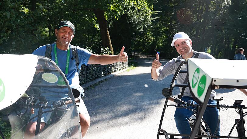 Gut drauf und derzeit nonstop unterwegs: Christoph (links) und Falk von Rikschaguide, die geführte E-Rikscha-Touren anbieten. Gut drauf und derzeit nonstop unterwegs: Christoph (links) und Falk von Rikschaguide, die geführte E-Rikscha-Touren anbieten.