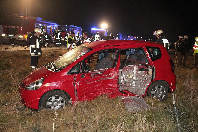 Zwei Tote und mehrere Schwerverletzte bei Verkehrsunfall nahe Ampfing &ndash; Voll besetztes Auto raste in entgegenkommenden Lkw. Die Bilder vom schrecklichen Crash.