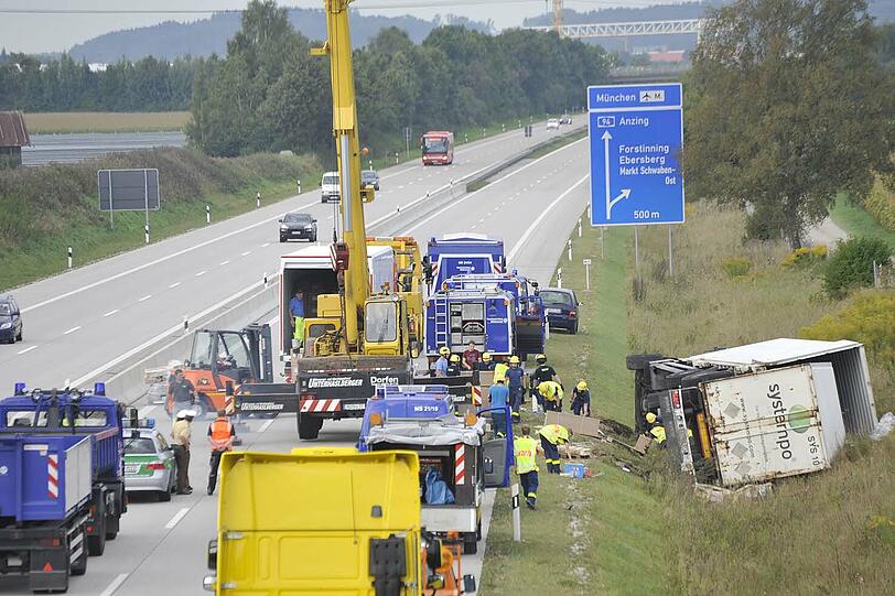 Spektakuläre Bilder: Auf der Autobahn ist ein Lkw umgekippt