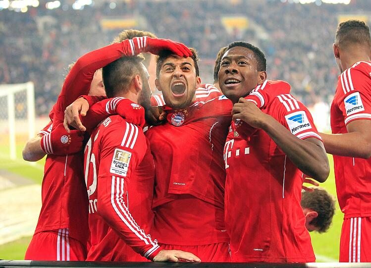 Die Bayern feiern: Thiago wird von Contento (l.) und Alaba (r.) geherzt.