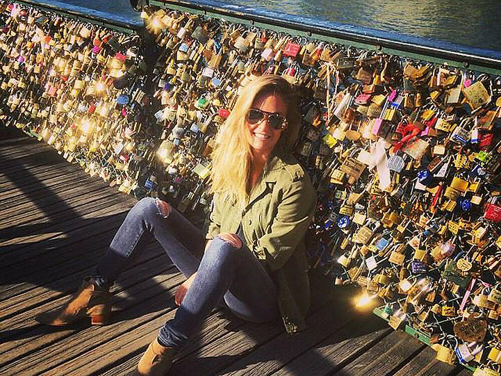 Bar Refaeli auf einer Brücke in Paris