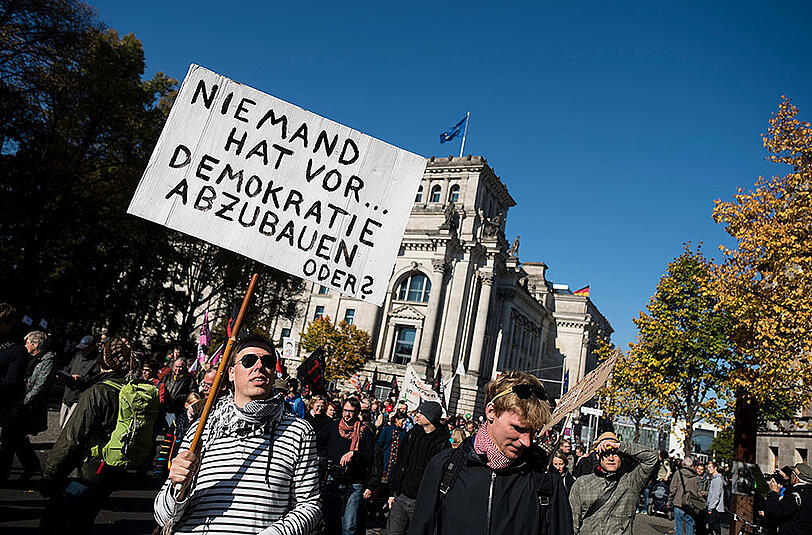 Bilder von der TTIP-Demo in Berlin. Laut Polizei nahmen rund hunderttausend Menschen am Protestmarsch durch die Hauptstadt teil.