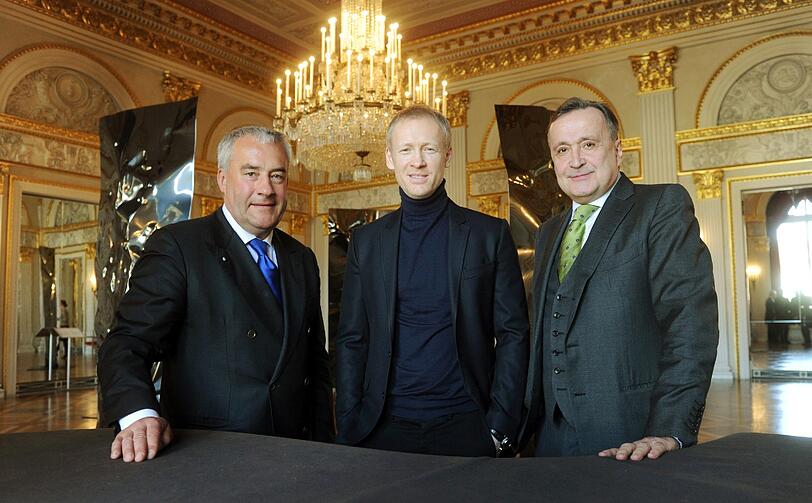 Der Intendant der Bayerischen Staatsoper, Nikolaus Bachler (von r., der künftige Direktor des Bayerischen Staatsballetts, Igor Zelensky und der bayerische Kunstminister Ludwig Spaenle (CSU) im Königssaal des Nationaltheaters.