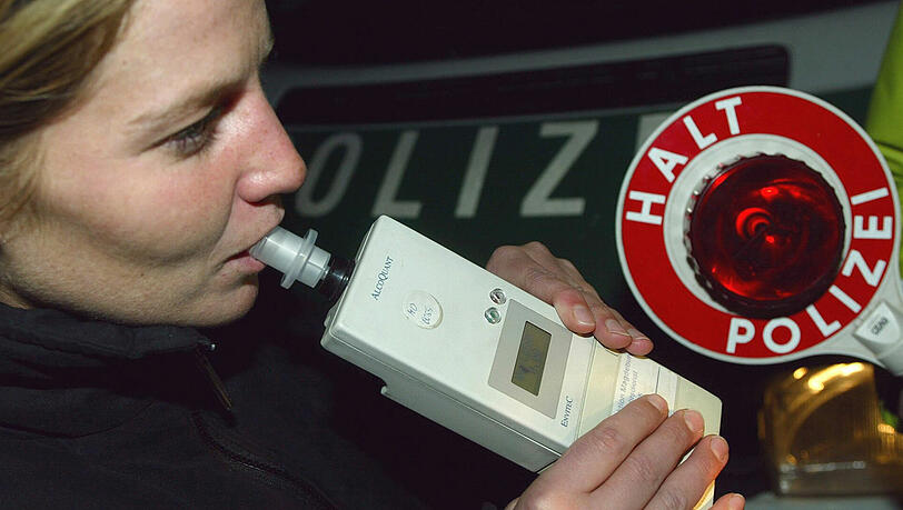 Sobald es -6 Grad oder kälter ist, nützt auch kräftiges Pusten nicht mehr - die Alkoholtester versagen den Dienst. Sobald es -6 Grad oder kälter ist, nützt auch kräftiges Pusten nicht mehr - die Alkoholtester versagen den Dienst.