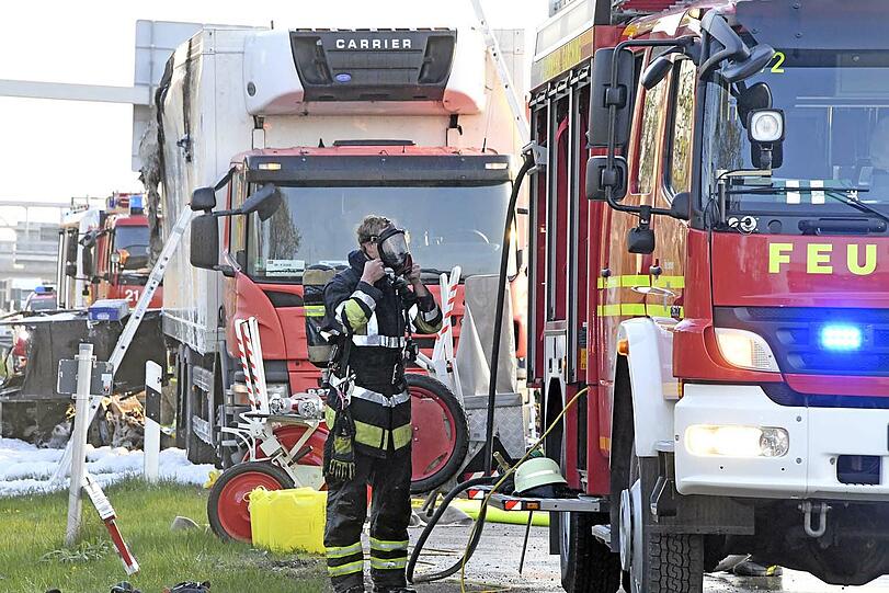 Auf der A9 ist ein Lkw komplett ausgebrannt - er hatte Tiefkühlpizza geladen.