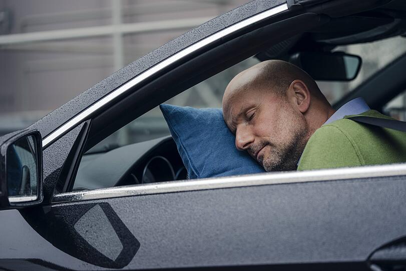 Ein Mann ist an einer roten Ampel am Steuer seines Autos eingeschlafen. (Symbolbild)