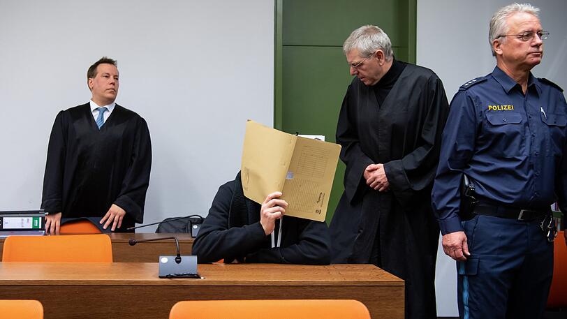 Der Angeklagte beim Prozessauftakt.
