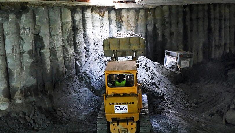 200 Kubikmeter Erde werden täglich nach oben getragen. 200 Kubikmeter Erde werden täglich nach oben getragen.