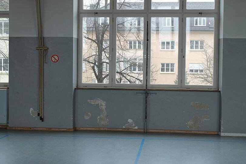 Die Turnhalle ist dringend renovierungsbedürftig.