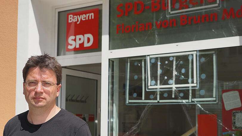 Florian von Brunn vor der geflickten Scheibe seines Büros in der Daiserstraße. Florian von Brunn vor der geflickten Scheibe seines Büros in der Daiserstraße.