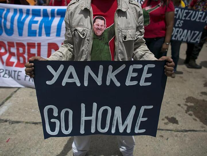 "Yankee go home", fordert ein Anhänger der venezolanischen Regierung - doch ist nicht auszuschließen, dass die US-Yankees ohnehin schon längst zuhause sind.
