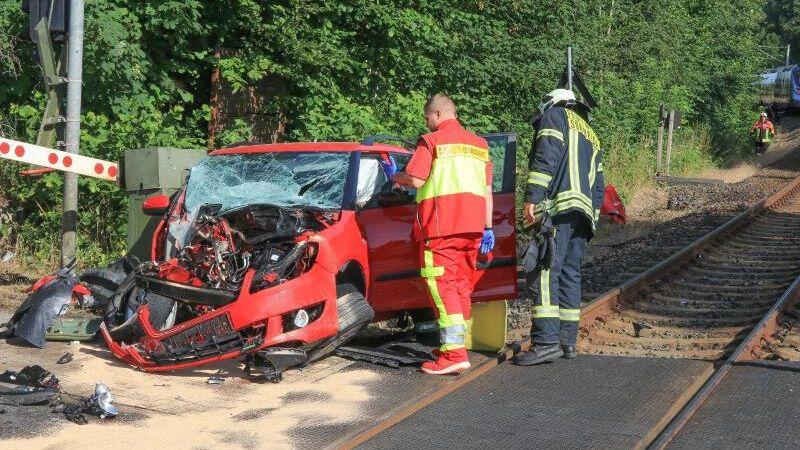 Ein zerstörtes Auto steht nach einem Unfall am Bahnübergang. Foto: WichmannTV/Archivbild