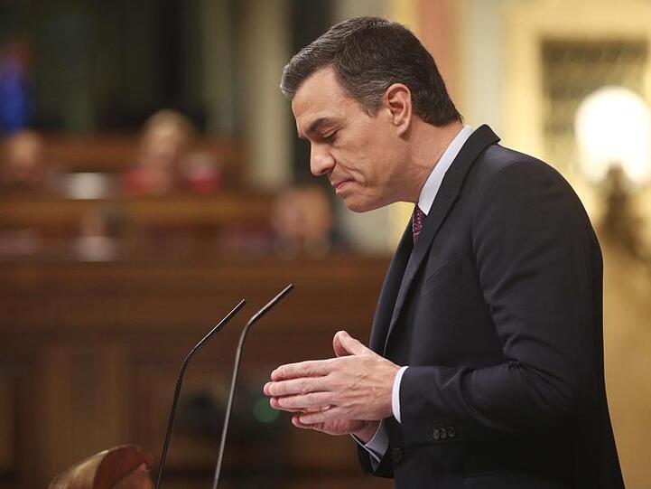 Pedro Sánchez, der geschäftsführende Ministerpräsident von Spanien, hält auf der Tribüne seine Rede während der ersten Sitzung des Abgeordnetenkongresses.