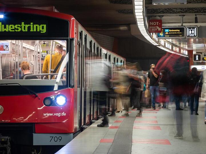 Eine U-Bahn steht an der Haltestelle "Hauptbahnhof" am Gleis. Foto: Daniel Karmann/dpa