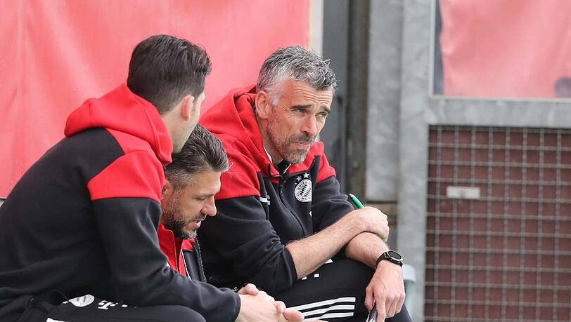 Bayerns Trainerteam: Demichelis (m.) und Schwarz.