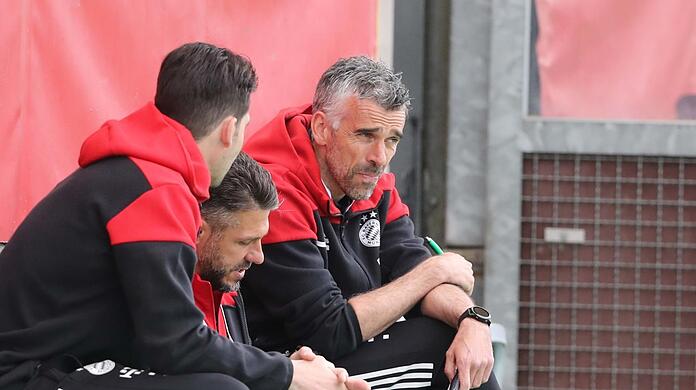 Bayerns Trainerteam: Demichelis (m.) und Schwarz.