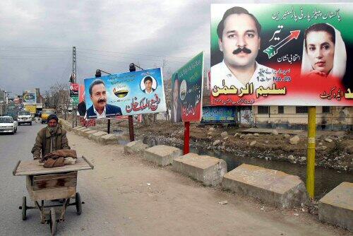 Wahlplakate in Pakistan. Bei einer Kundgebung tötete ein Selbstmordattentäter Dutzende Menschen