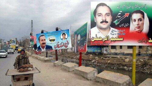 Wahlplakate in Pakistan. Bei einer Kundgebung tötete ein Selbstmordattentäter Dutzende Menschen Wahlplakate in Pakistan. Bei einer Kundgebung tötete ein Selbstmordattentäter Dutzende Menschen